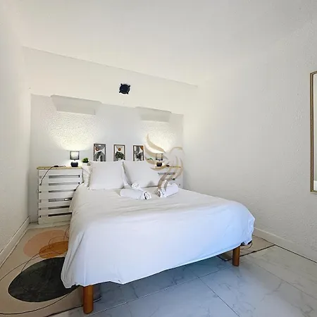 Charming 2-room Apt, Sleeps 4, Garden, Wifi *