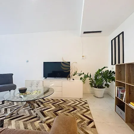 Charming 2-room Apt, Sleeps 4, Garden, Wifi Apartamento *