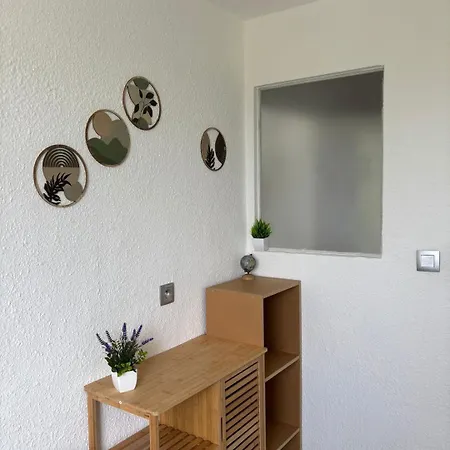 Charming 2-room Apt, Sleeps 4, Garden, Wifi Apartamento