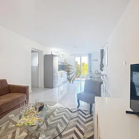 Apartment Charming 2-room Apt, Sleeps 4, Garden, Wifi Saint-Raphaël